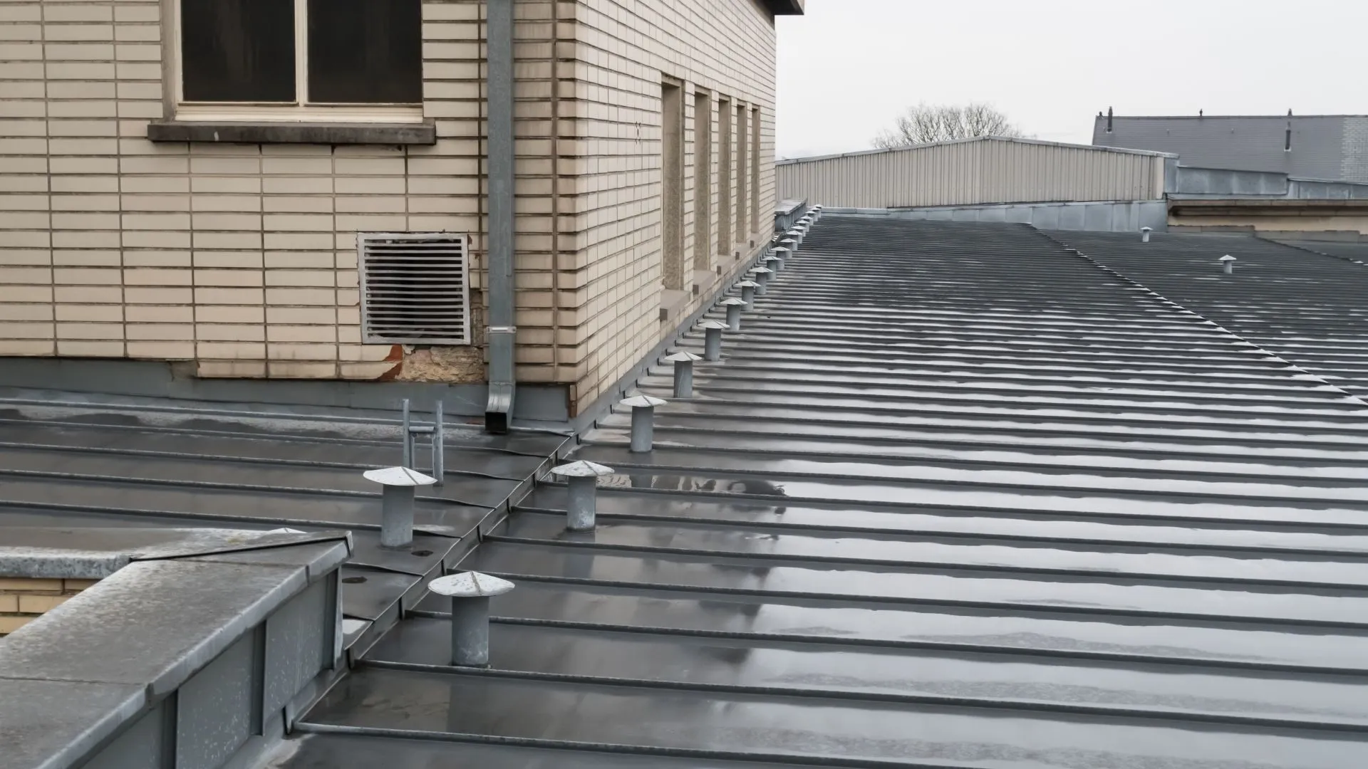 L'équipe dirigeante S Toiture en tenue de marque sur un chantier
