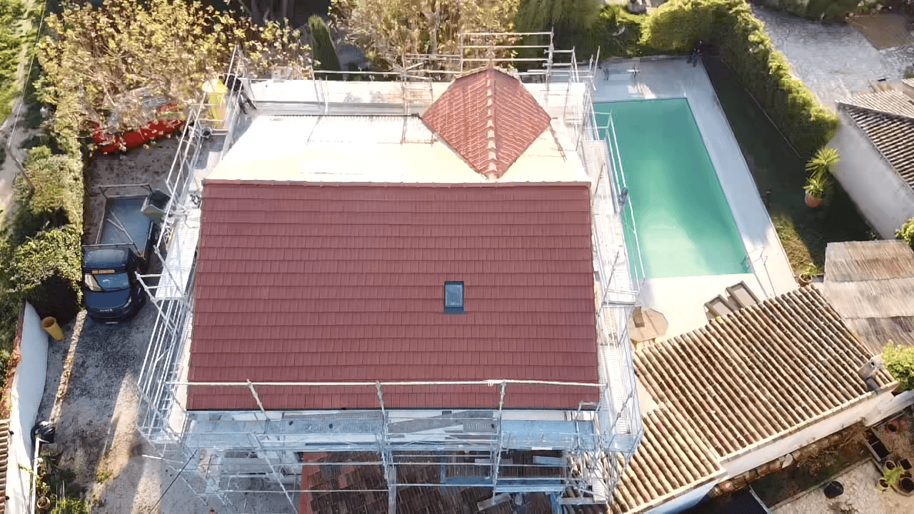 Vue aérienne d'une toiture rénovée par S Toiture à Nancy